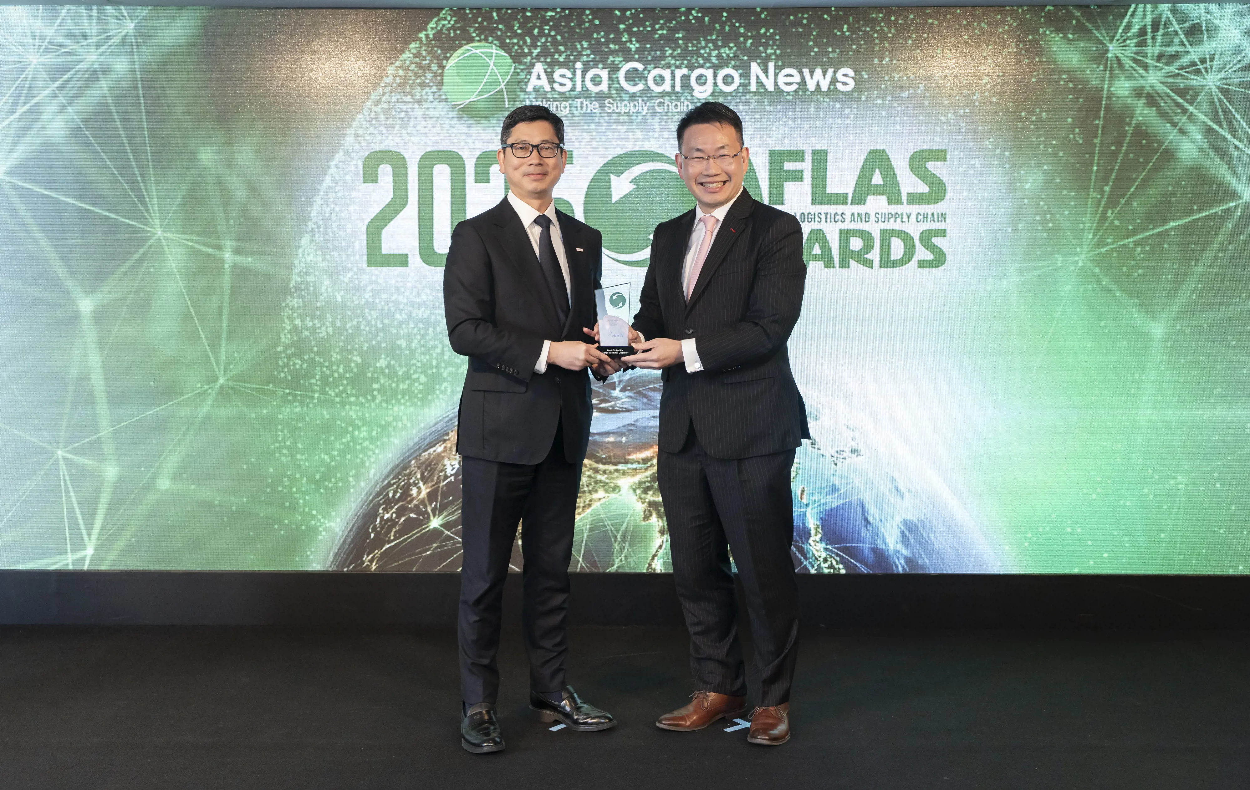 Hactl Chief Executive Wilson Kwong (right) received the “Best Global Air Cargo Terminal Operator” award.