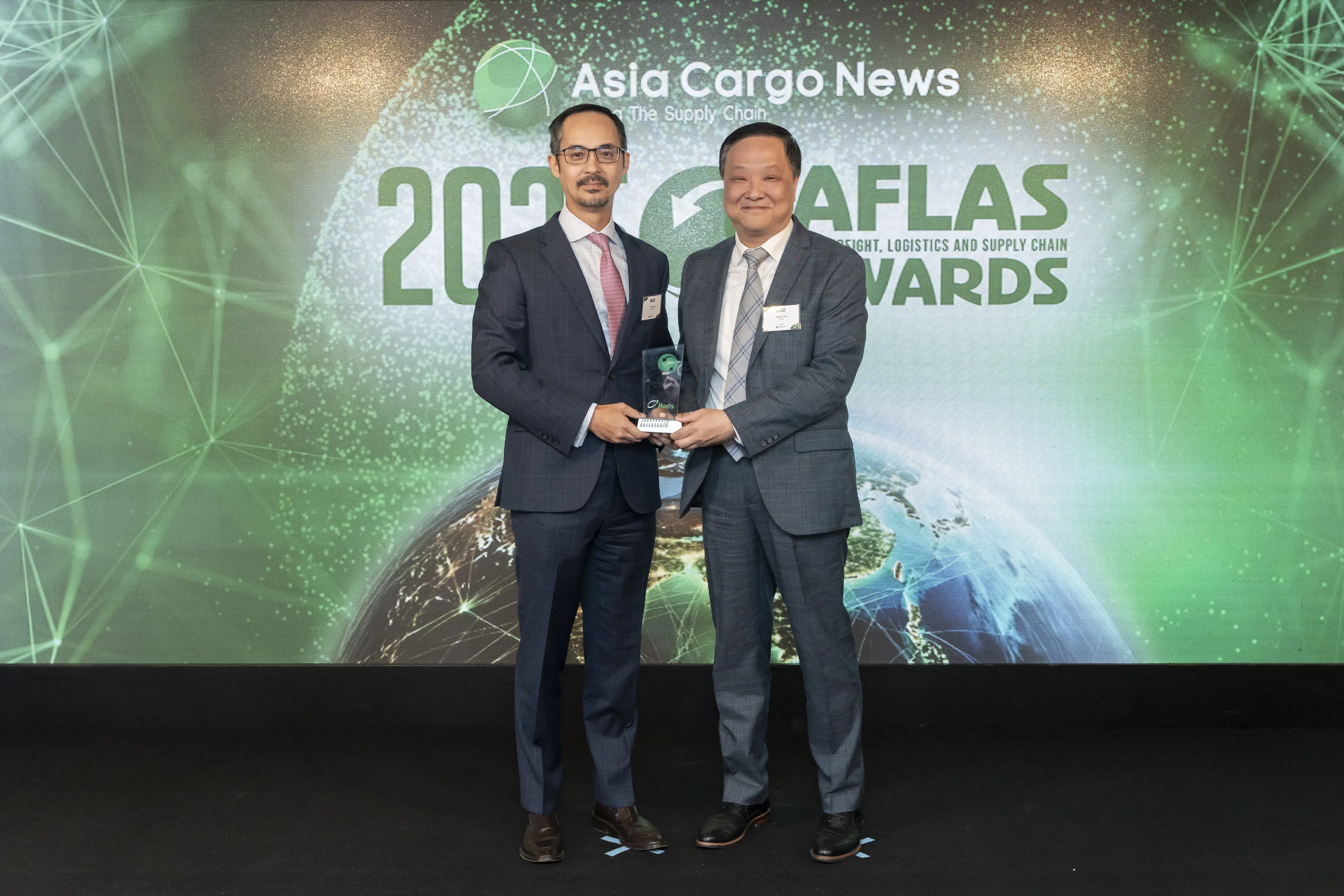 Hacis Executive Director Ringo Chan (right) received the “Best Logistics Service Provider – Warehousing” award.